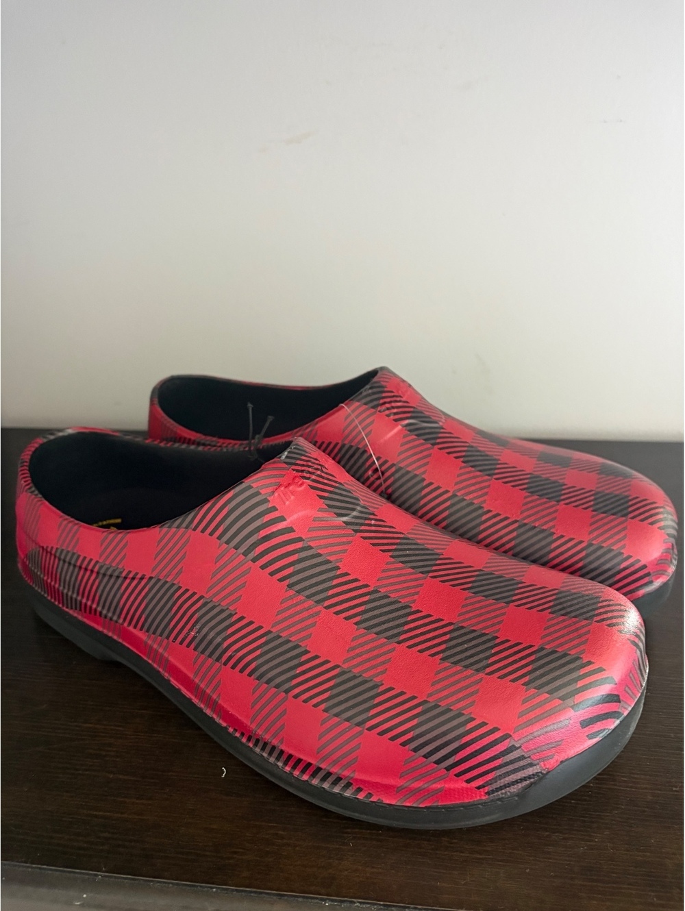 TredSafe Unisex Slip Resistant croc Clog Size Men's 12 Woman's 14 Red Black